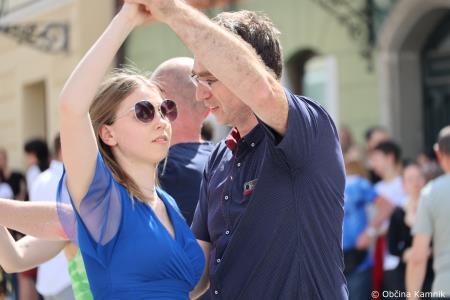 Kamnik danes v znamenju maturantske četvorke, v kateri je zaplesalo preko 200 maturantk in maturantov (102)
